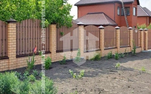 Кирпичный забор с деревом 50 метров
