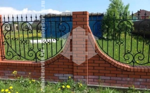 Кирпичный забор с ковкой 50 метров