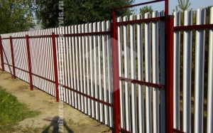 Забор из евроштакетника с забивными столбами 11 соток