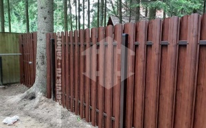 Забор из металлического штакетника на фундаменте под дерево